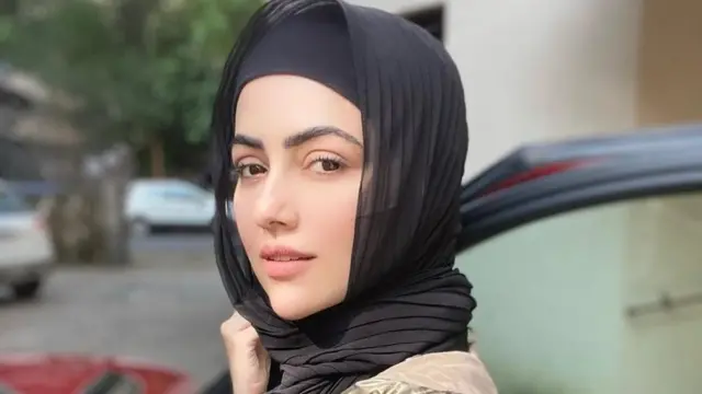 Sana Khan waxay sanadkii hore ku dhawaaqday inay ka hartay xirfaddeedii jilista filimada