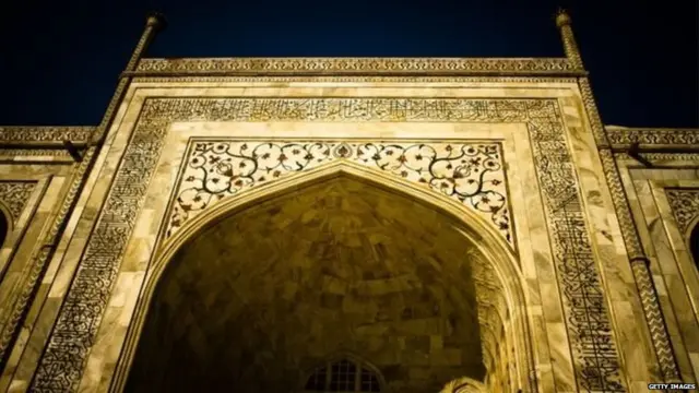 ਤਾਜ ਮਹਿਲ ਨੂੰ ਕਈ ਪਾਸਿਓ ਪ੍ਰਦੂਸ਼ਣ ਦਾ ਸਾਹਮਣਾ ਕਰਨਾ ਪੈਂਦਾ ਹੈ