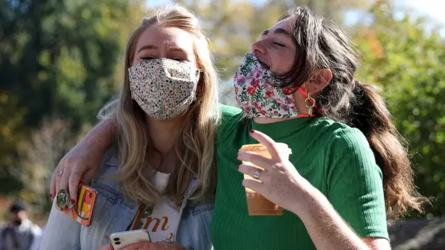 Mujeres celebrando la victoria de Biden