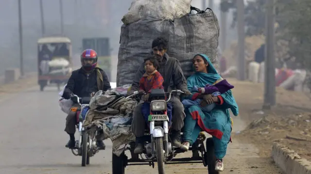 کوڑا کرکٹ اکٹھا کر کے گزر بسر کرنے والا ایک خاندان