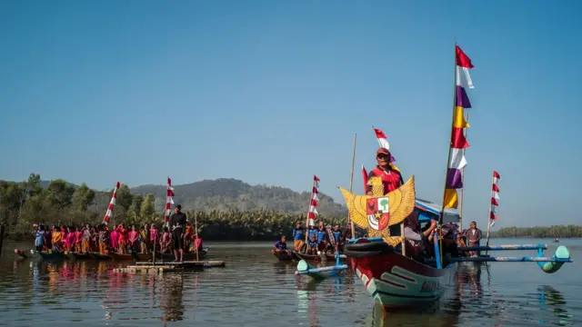 Warga Adat Bonokeling melaksanakan upacara peringatan kemerdekaan RI ke-73, dengan menggunakan perahu di Muara Sungai Bengawan, Cilacap, Jawa Tengah, Jumat (17/08).