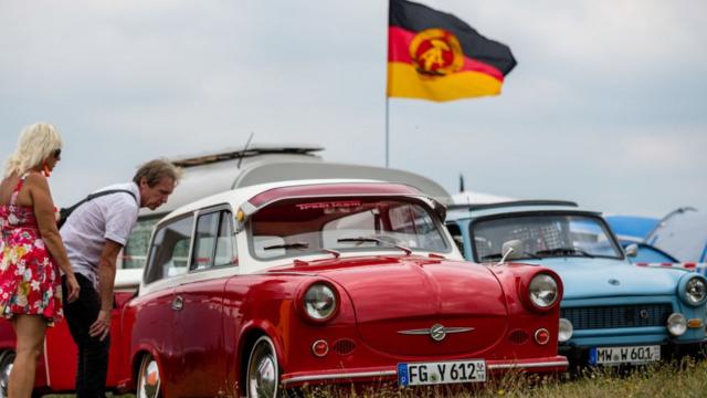 Dos alemanes admirando un carro de la época de la RDA.
