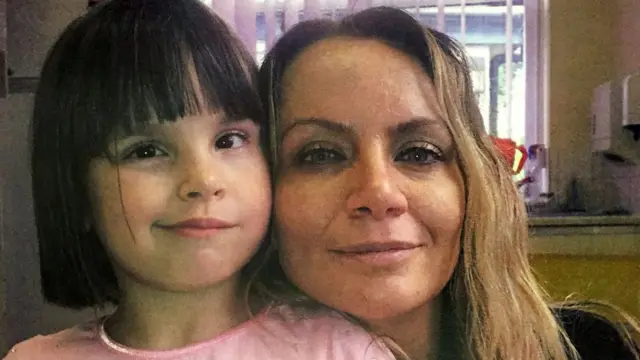 Ellie Butler junto a su madre, Jennie Gray