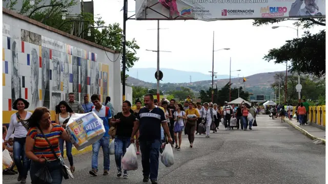 Venezolanos cruzando la frontera con Colombia