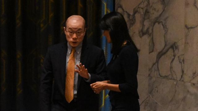 中国常驻联合国代表刘结一与美国常驻驻联合国代表黑利在安理会就朝鲜核危机举行紧急会议间隙交谈。