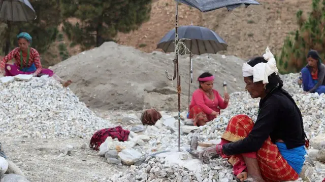 गिट्टी कुट्दै महिला