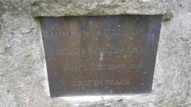 ป้ายหลุมศพของ 'เจ้าสาวชาวไทย' เรียกเธอว่า "สตรีแห่งขุนเขา"