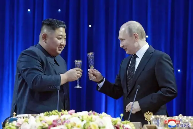Kim Jong-un ve Vladimir Putin