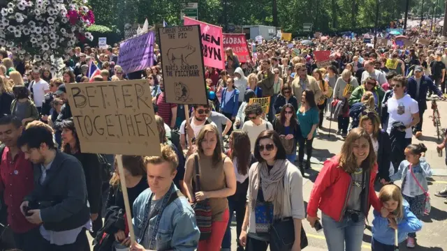 Поток людей кажется нескончаемым