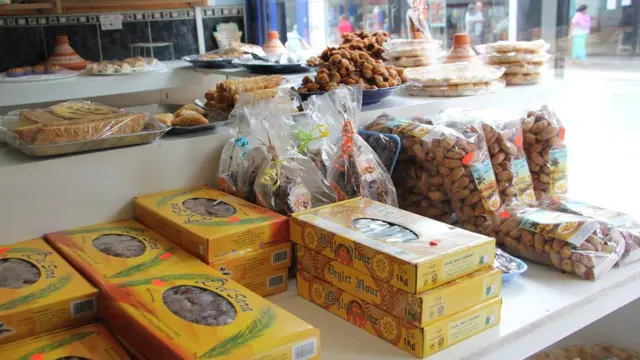 Il est très facile de trouver des produits traditionnels d'Afrique du Nord, comme ici à la boucherie-épicerie ''Al Bahia''. De célèbres marques françaises, peu distribuées au Royaume-Uni, sont également importées pour le plus grand plaisir des papilles. ''On essaye de cibler tout le monde pour être cosmopolite et être là pour que personne ne soit dépaysé'' confirme Hakim, commerçant.
