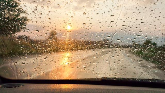 Солнце и дождь сквозь залитое стекло