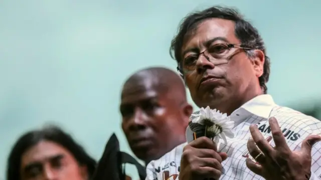 گوستاوو پترو از توافق صلح حمایت می کند