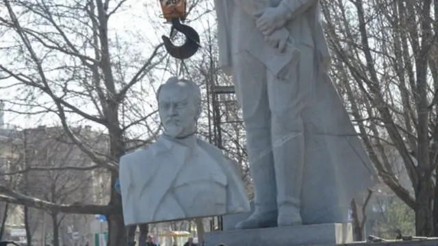 ලෙනින් යුක්රේනයෙන් සමුගනියි