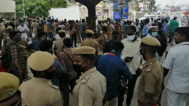 అభిమానులు పోటెత్తడంలో బాలు మృతదేహాన్ని ఫామ్ హౌస్ కు తరలించాలని అధికారులు సూచించారు.