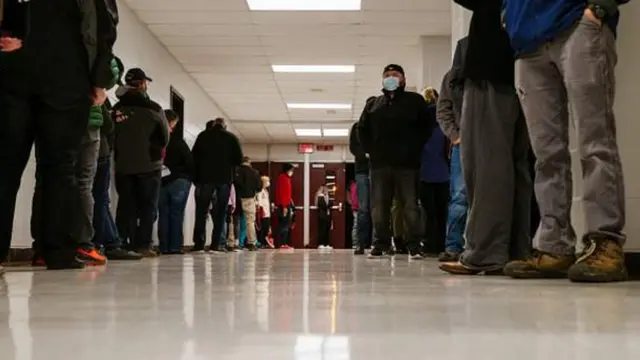 各地の投票所には行列ができている。写真はケンタッキー州の学校