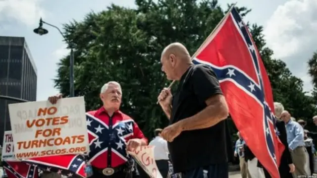 هواداران پرچم کنفدراسیون که خیلی ها آن را نشانه نژادپرستی قلمداد می کنند