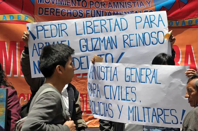 Otro cartel en el que se lee "Amnistía general para civiles, policías y militares".