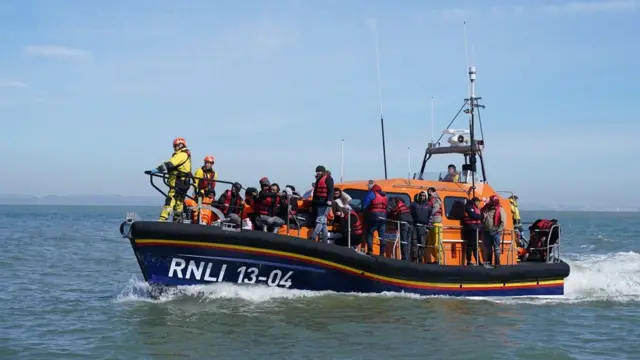 Беженцы, спасенные у берегов Кента после крушения лодки в Ла-Манше в апреле 2023 года