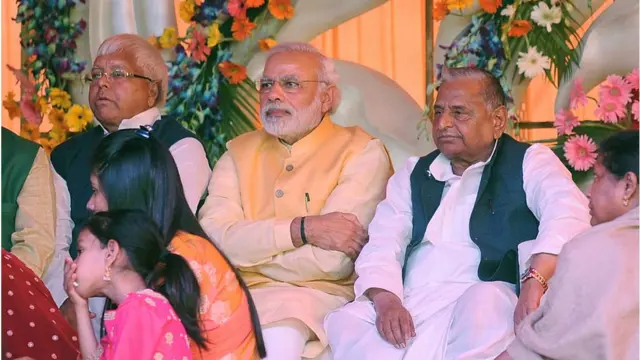 મુલાયમસિંહ યાદવના ભાઈના દીકરાનાં લગ્ન લાલુપ્રસાદ યાદવનાં સૌથી નાનાં પુત્રી રાજલક્ષ્મી સાથે થયાં, ત્યારે તિલકવિધિમાં મોદી પહોંચ્યા હતા