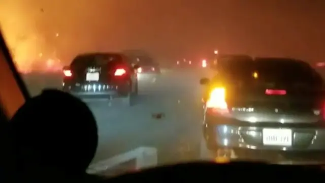 Tratando de evacuar de Paradise en autos.