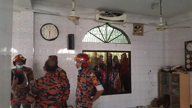 মসজিদের ভেতরে দমকল কর্মীরা কাজ করছেন।