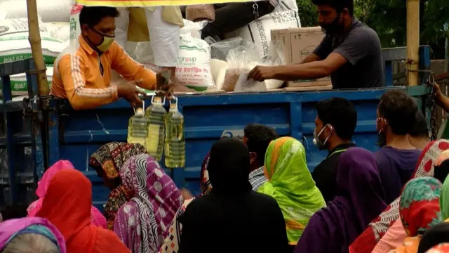 করোনা ভাইরাস শাটডাউনের কারণে হঠাৎ করেই উপার্জন বন্ধ হয়ে গেছে লাখ লাখ মানুষের। তাদের অনেকেই ভীড় করছেন স্বল্প মূল্যের টিসিবির বিক্রয় কেন্দ্রে।