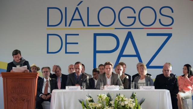 Delegaciones del ELN y el gobierno colombiano en Quito.