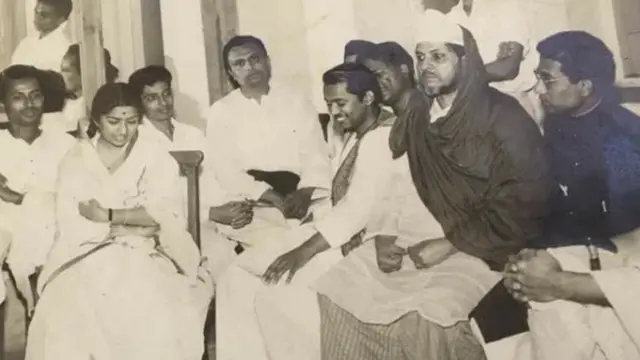 لتا منگیشکر استاد سلامت کے پہلو میں نظریں جھکائے بیٹھیں ہیں