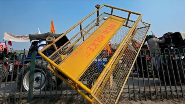 પોલીસનું બૅરિકેડિંગ અવગણી પ્રદર્શનકારીઓ આગળ વધી રહ્યા હતા.