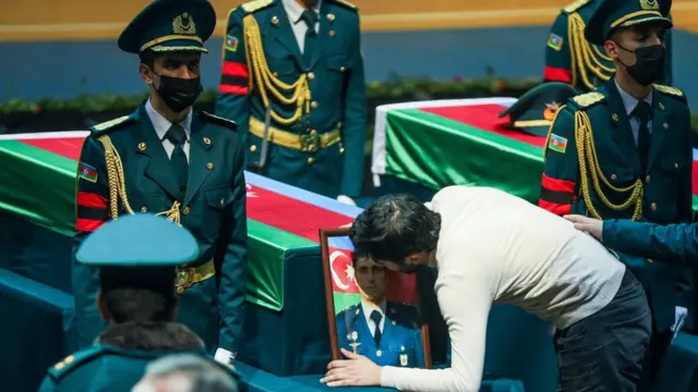 Azərbaycanda hərbi helikopter qəzası qurbanları dəfn edildi