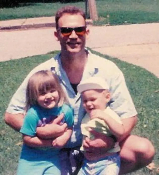 බ්රයන් ස්ටුවර්ට් සමග ඡායාරූපයේ දකුණු පසින් සිටින්නේ ඔහුගේ පුතු බ්රයන් ජැක්සන්