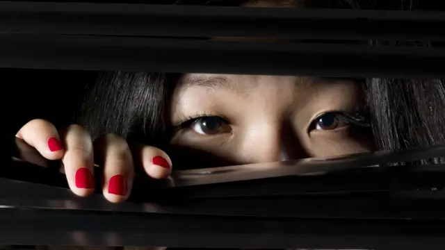 पर्दे से झांकती औरत