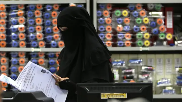 pelarangan bercadar di instansi pemerintahan.