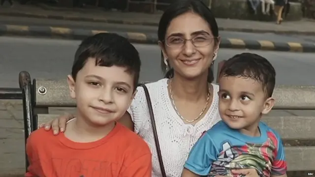 फेरेदिह दोतीवाला आपल्या दोन मुलांसह