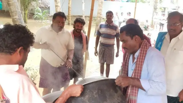 వరద బాధితుల కోసం అన్నం వండుతున్న స్థానికులు