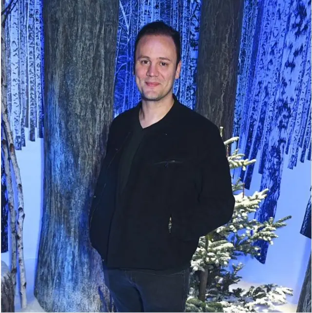 英国新锐设计师尼克拉斯·科克伍德参加2016年在Claridge's举办的圣诞活动