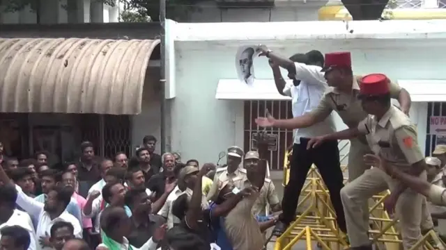 சாவர்க்கர் பெயர் தமிழிசை