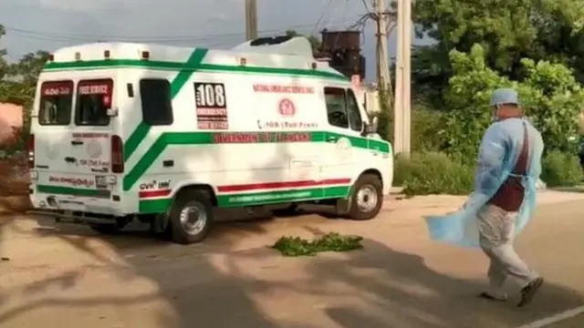 संदिग्ध कोरोना मरीज़ की सड़क किनारे मौत