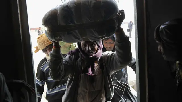 பெங்காசி விமான நிலையத்திற்கு வரும் இந்திய தொழிலாளிகள்