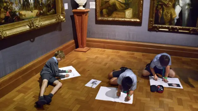 Niños leyendo.