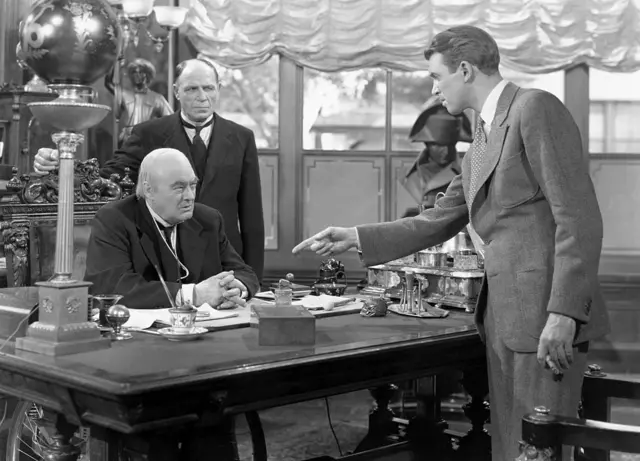 Джордж Бейли (Джеймс Стюарт) и мистер Поттера (Лайонел Барримор)