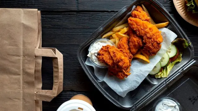 Микроволны не используют ионизирующее излучение, так что нет ничего опасного в том, чтобы использовать их для разогрева пищи