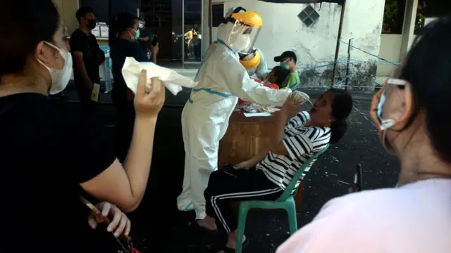 Tenaga kesehatan melakukan tes usap antigen dan Polymerase Chain Reaction (PCR) di Manado, Sulawesi Utara, Rabu (28/7/2021).