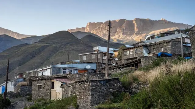 小镇房屋则是由在附近古代尔河（Gudyal River）开采的石料建造而成