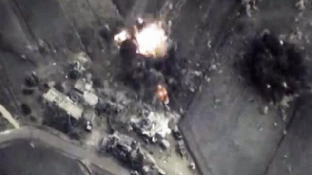 2015年10月にシリアで標的を空爆した様子と。ロシア国防省提供