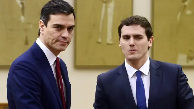 Pedro Sánchez, líder del PSOE (izquierda) y Albert Rivera, de Ciudadanos