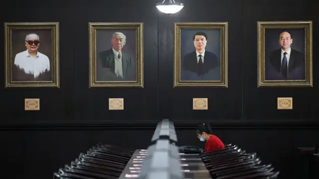 中国南京一名大学生在图书馆内自习。
