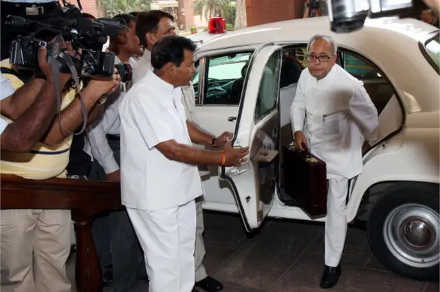 బడ్జెట్ ప్రవేశపెట్టడానికి వస్తూ ప్రణబ్ ముఖర్జీ