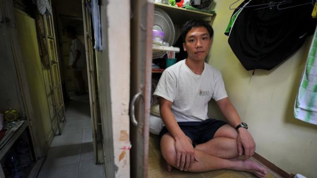 香港"劏房"居住环境恶劣，一些劏房户的住处只有一个床位（资料照片）。