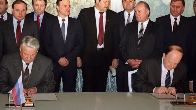 Boris Yeltsin e Stanislav Shushkevich assinando o Tratadovbet loginBelavezhavbet login8vbet logindezembrovbet login1991